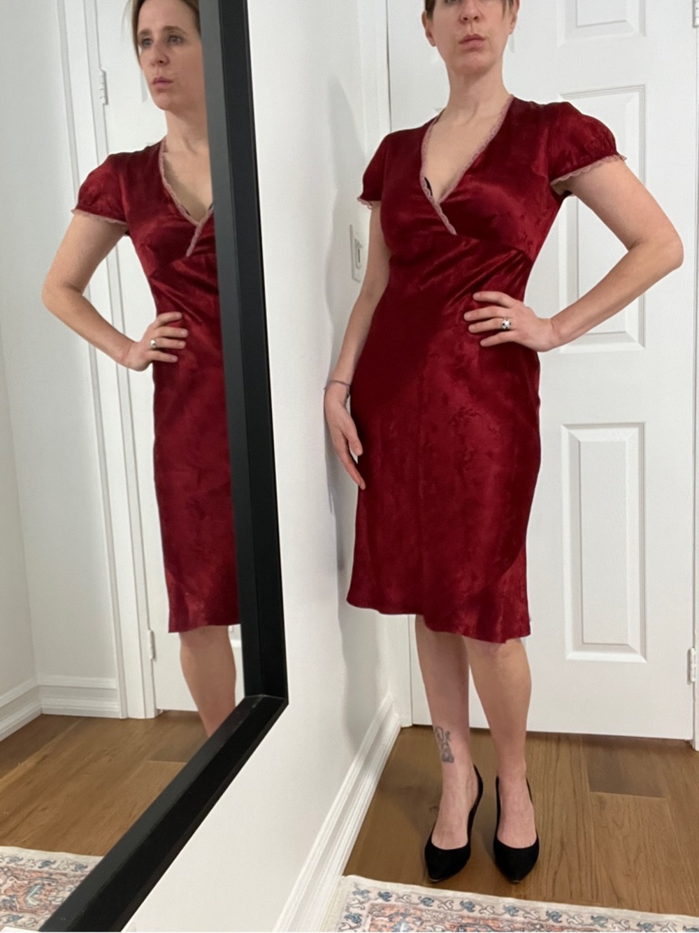 Red Short-Sleeve Midi Dress with Subtle Jacquard